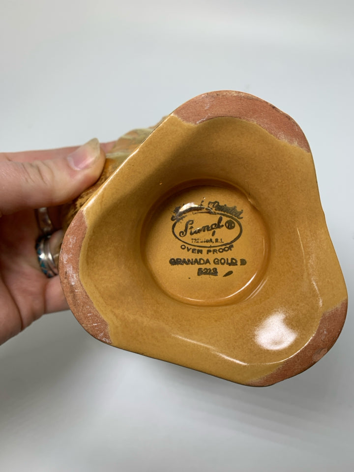VTG GRANADA GOLD FOOTED SMALL SHELL SHAPED BOWL.
