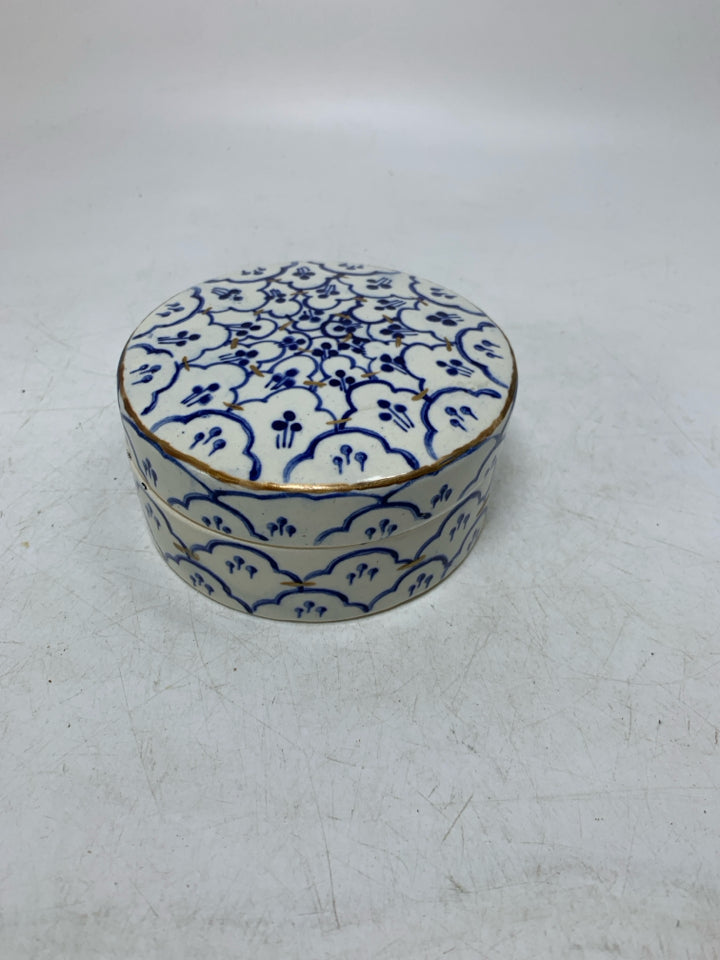 WHITE W/ BLUE DETAILS CIRCLE COVERED DISH.