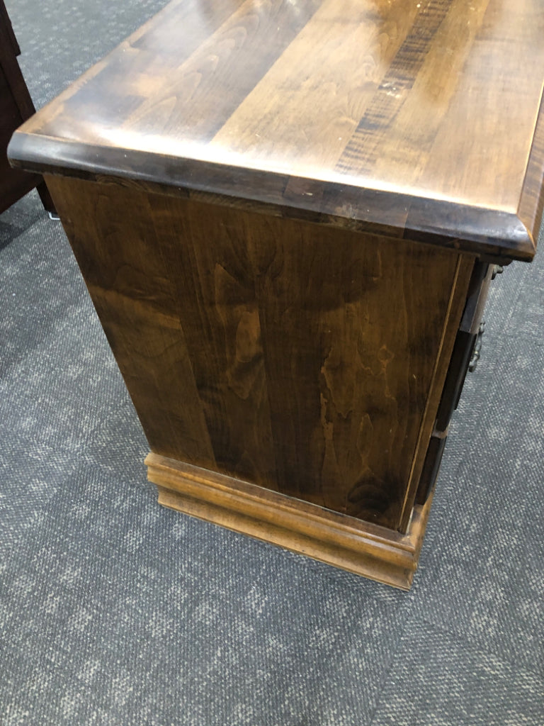 WARM CHERRY WOOD 3 DRAWER NIGHTSTAND.