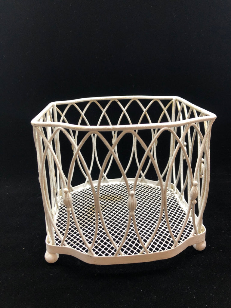 MEDIUM WHITE DISTRESSED METAL BASKET.