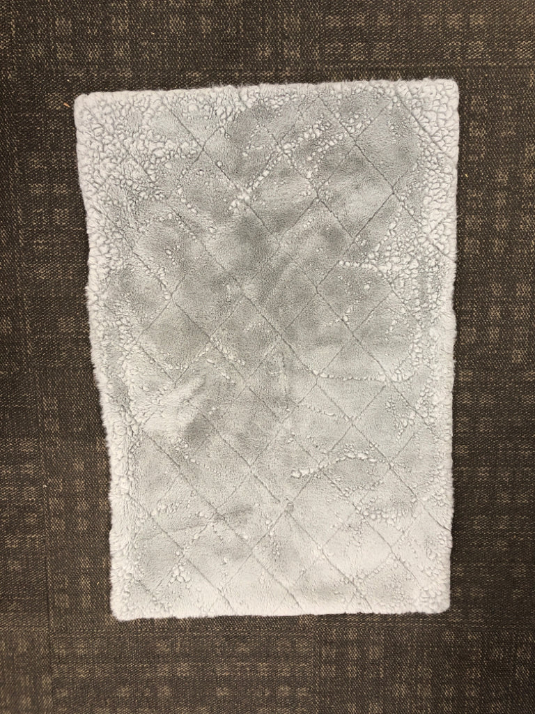 GREY RECTANGLE FLUFFY RUG.