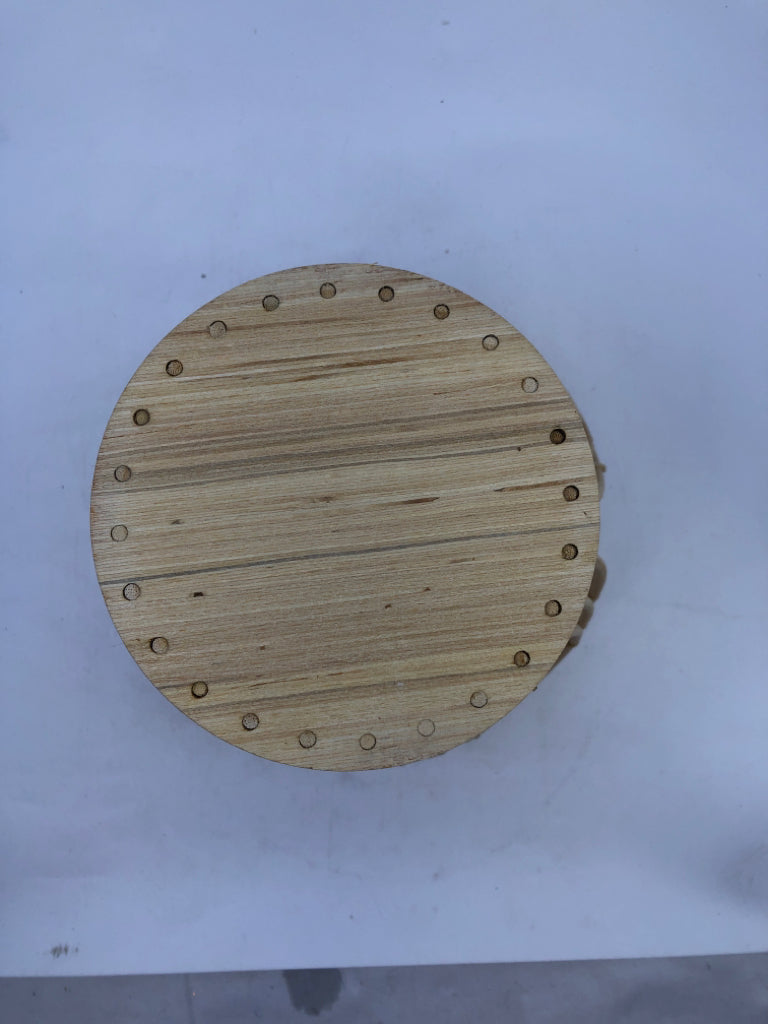 BLONDE WOOD WAVY EDGE BASKET.