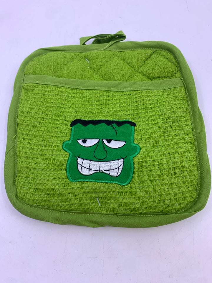 NWT GREEN ORANGE PUMPKIN POT HOLDERS.