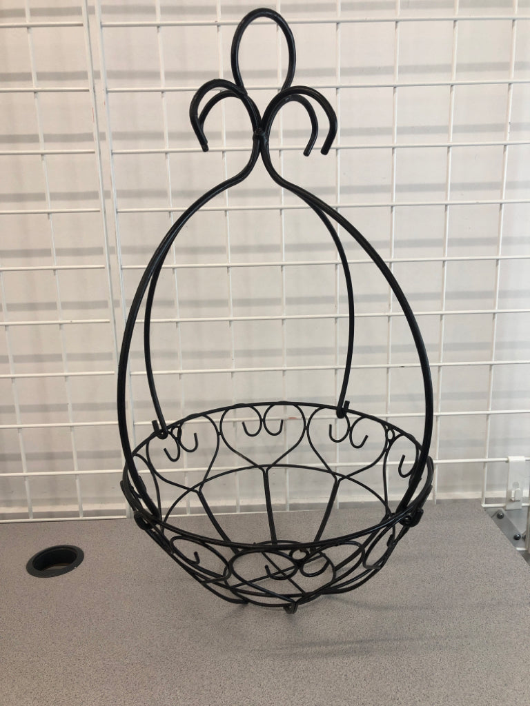 BLACK METAL HANGING PLANTER.
