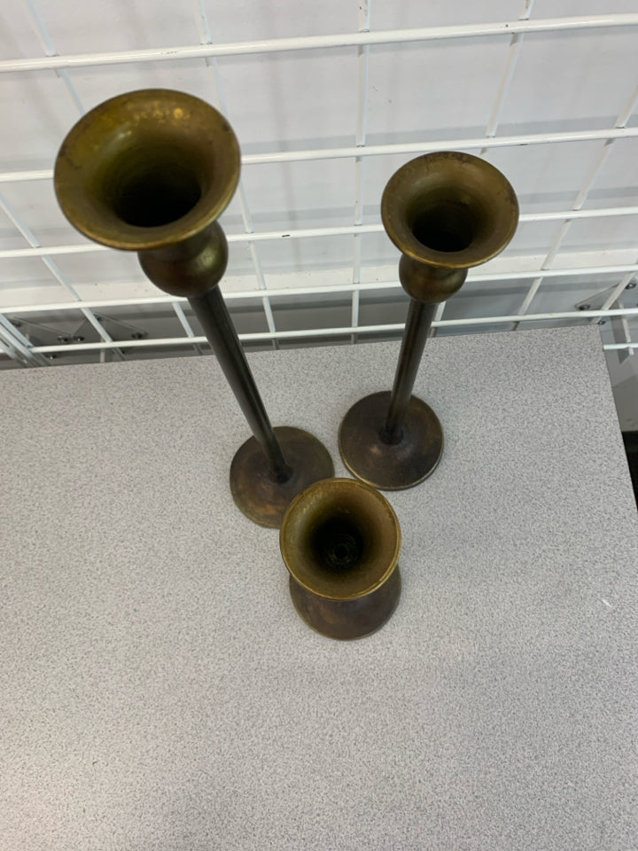 3PC VTG STYLE BRASS CANDLESTICK HOLDERS.