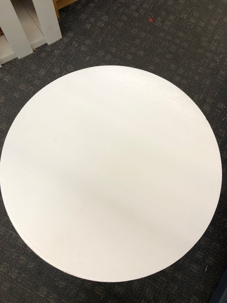 WHITE WOOD ROUND SIDE TABLE.