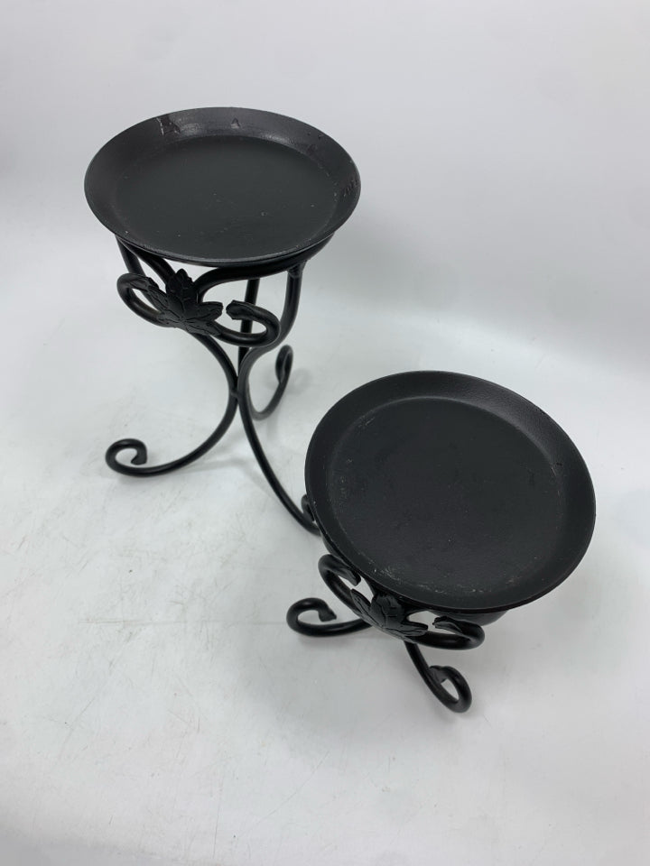2 METAL WROUGHT IRON CANDLE HOLDERS.