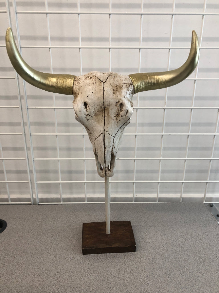 COW SKULL FIGURINE W/GOLD HORNS.