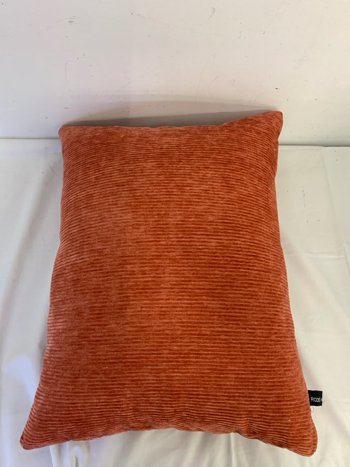 RED RECTANGLE RIBBED PILLOW.