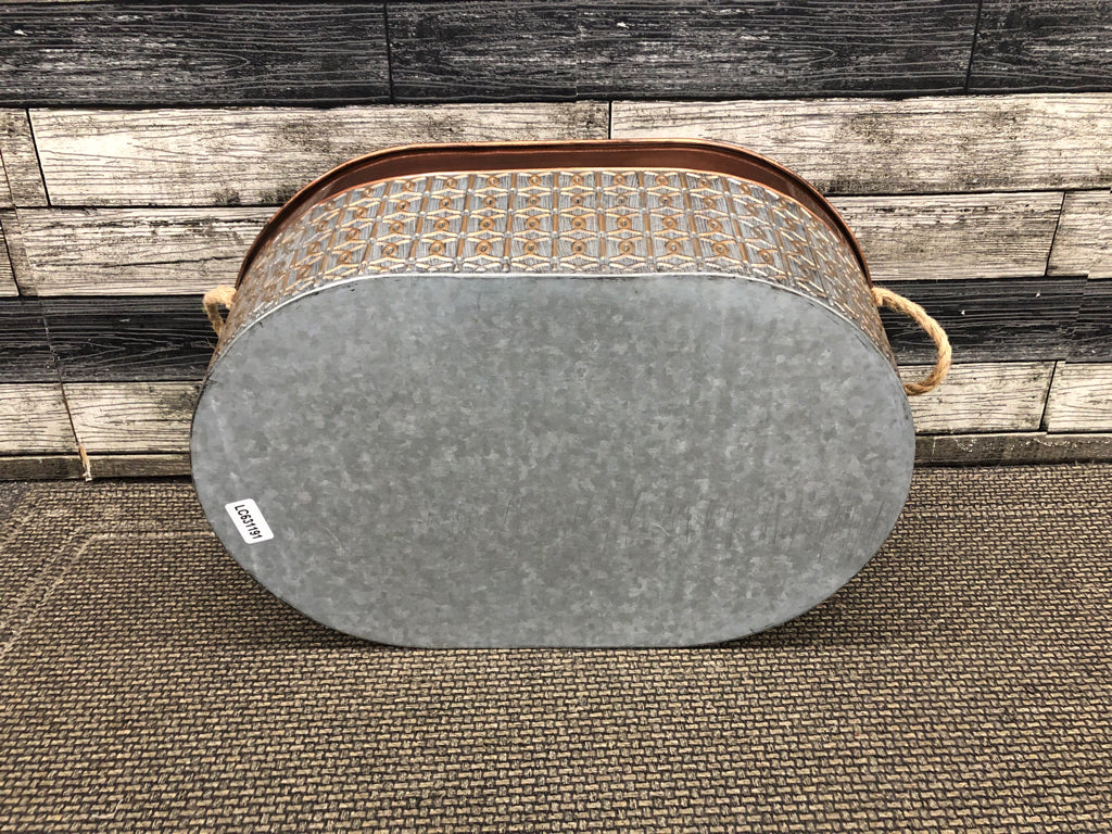 LG METAL BASKET W/COPPER PAINTED RIM+ROPE HANDLES.