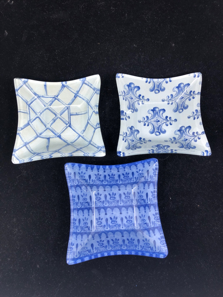 3 GLASS SQUARE BOWLS W/ ASSORTED BLUES PATTERNS.