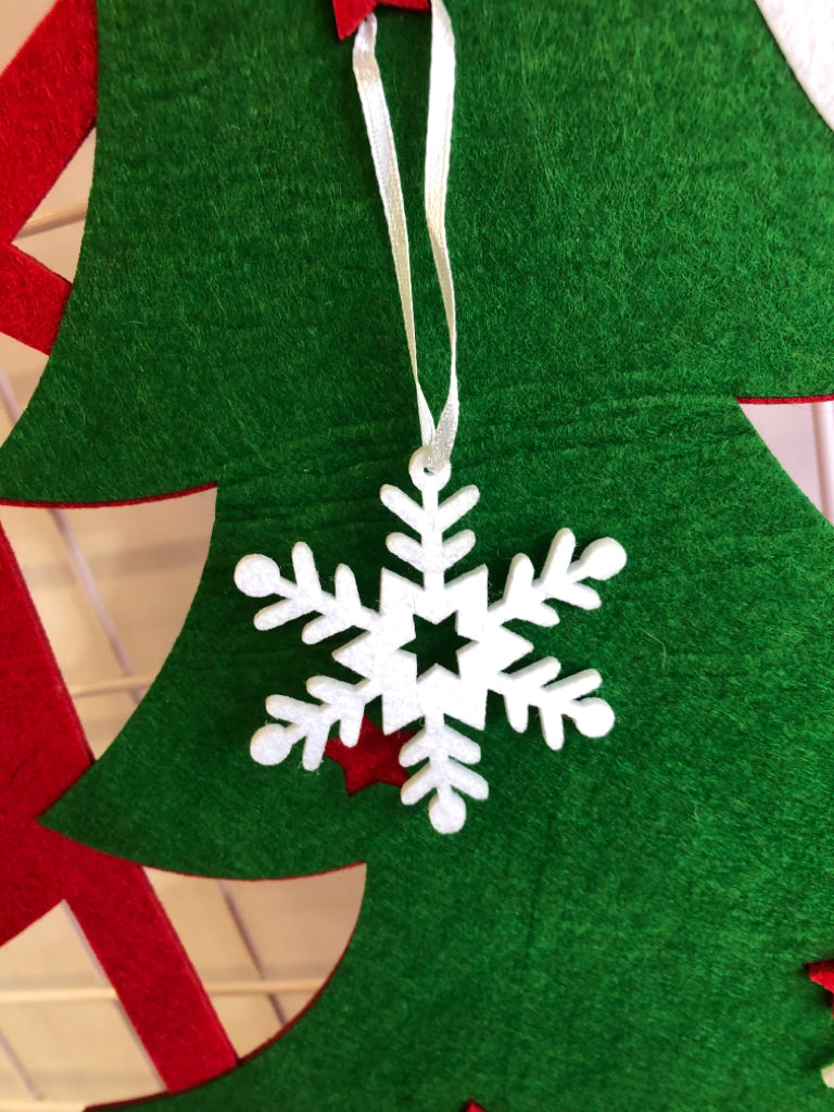 FELT CHRISTMAS TREE WALL DECOR.