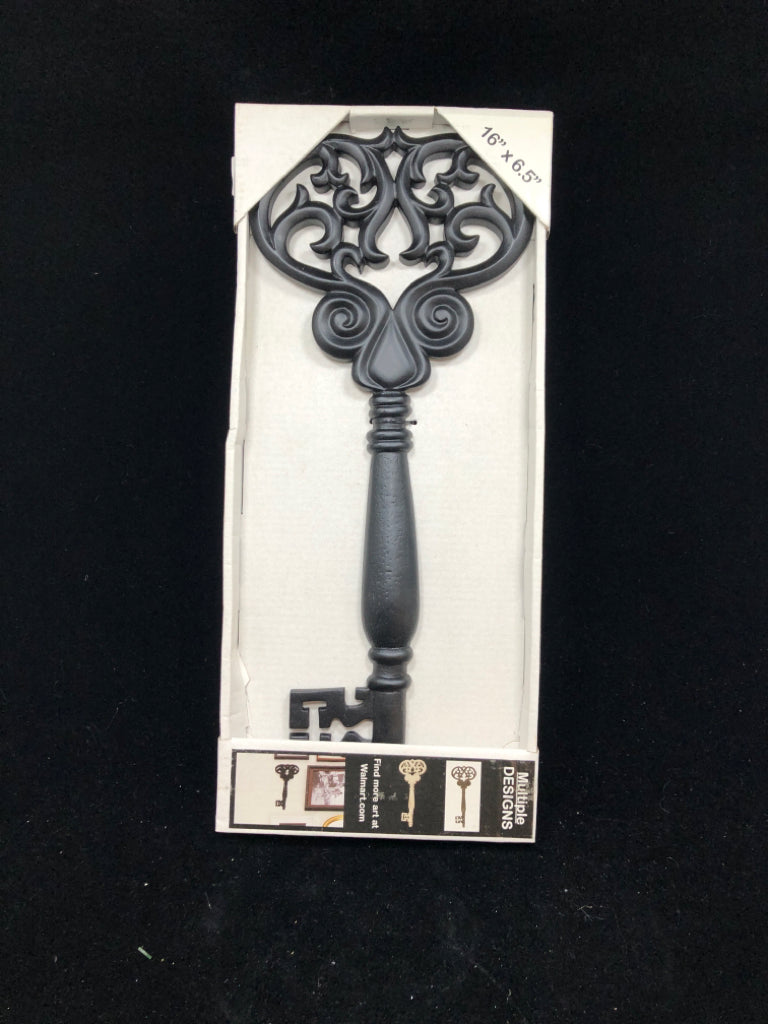 NIP BLACK PLASTIC OLD FASHION KEY WALL HANGING.