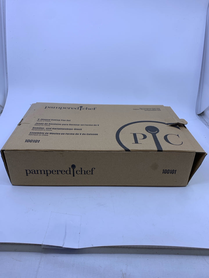 NIB V-SHAPED BAKING PAN SET PAMPERED CHEF.