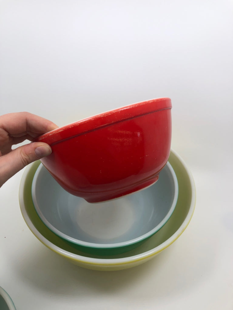 4PC VTG COLORFUL PYREX MIXING BOWLS.