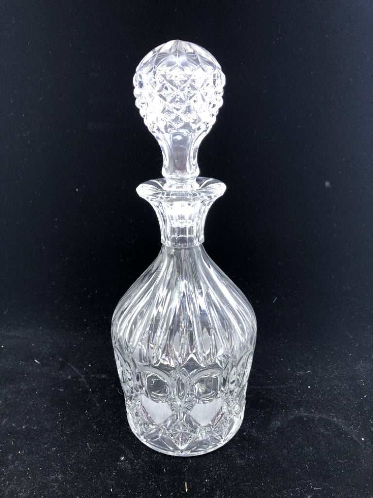CUT GLASS DECANTER.