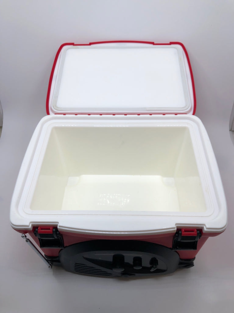 AM/FM RADIO MINI COOLER IN BOX.