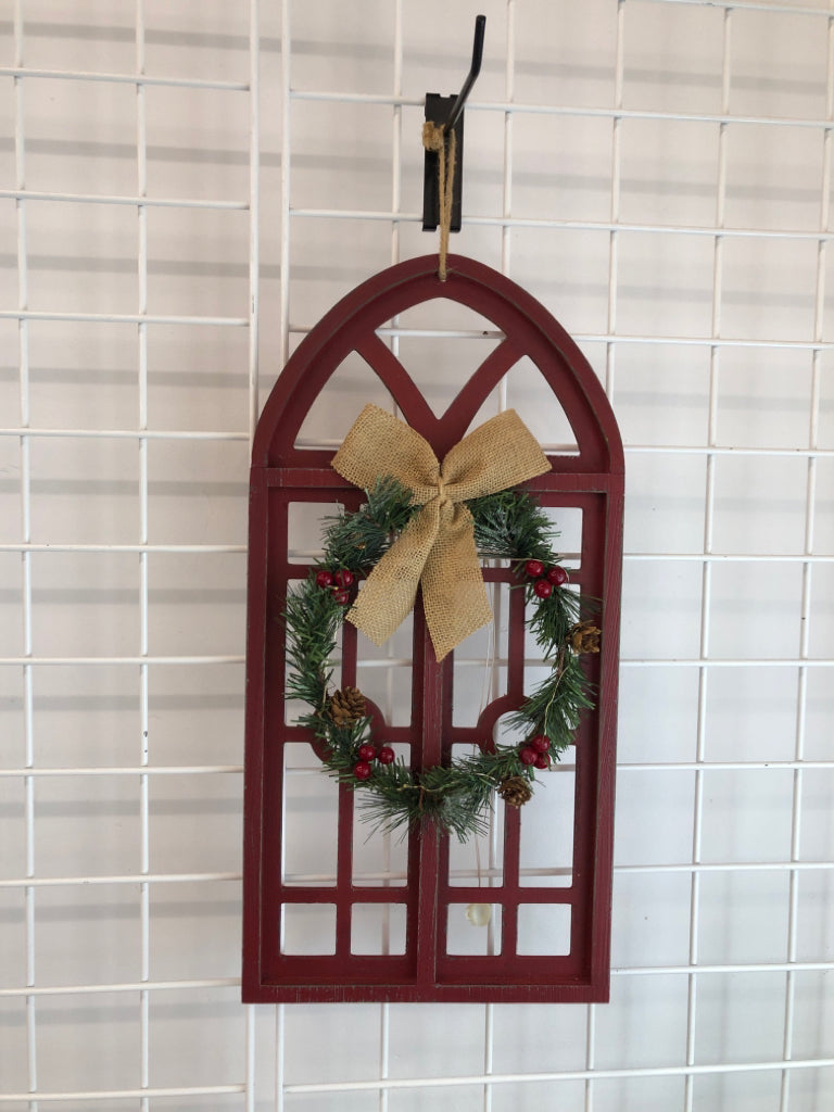 DOOR PANEL W/LIGHT-UP WREATH HANGING.