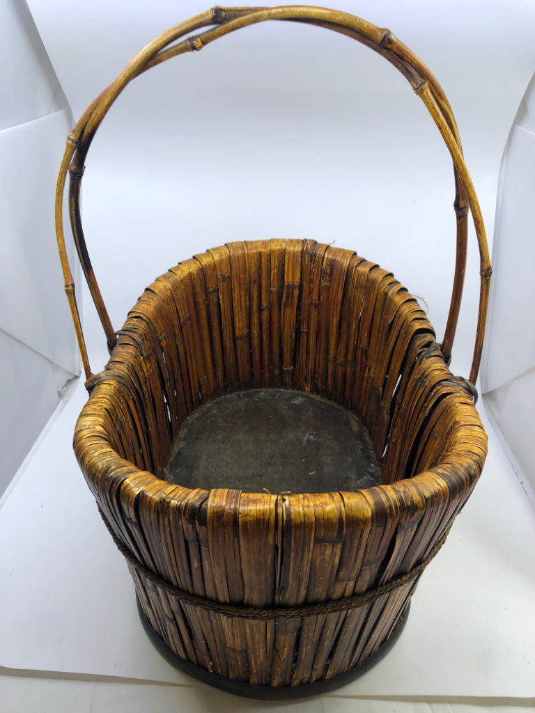 OVAL BROWN BAMBOO WOVEN BASKET W/ HANDLE.
