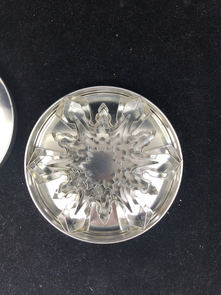 5 SNOWFLAKE COOKIE CUTTERS IN TIN.