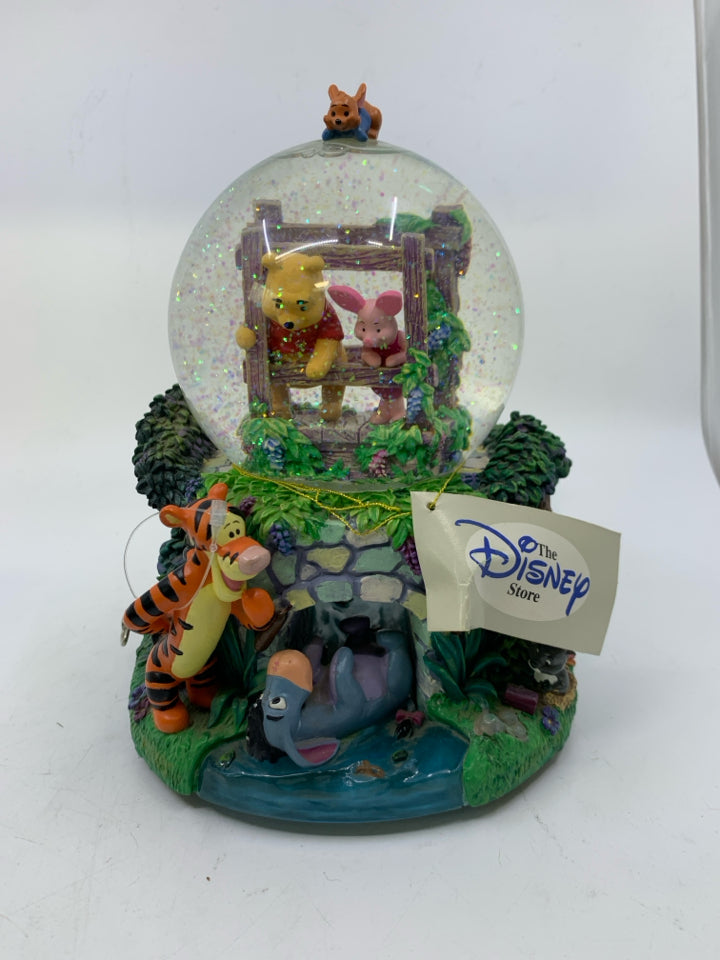 WINNIE POOH AND FRIENDS LARGE SNOW GLOBE MUSIC WORKING .