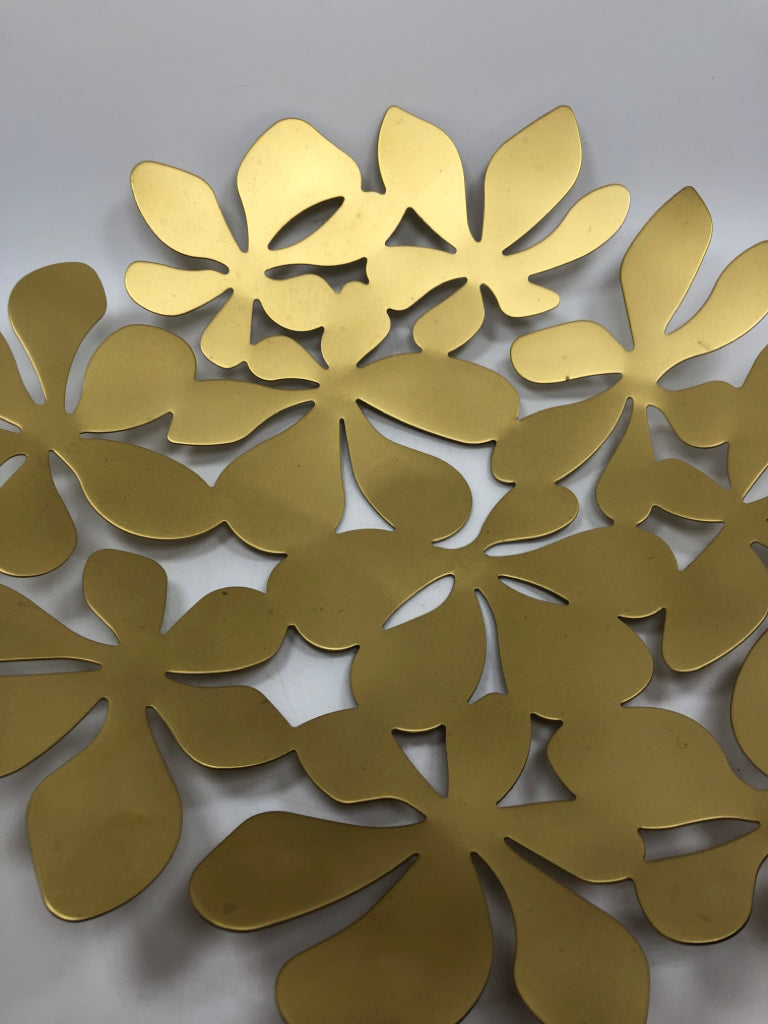 METAL FLOWERS CENTERPIECE BOWL.