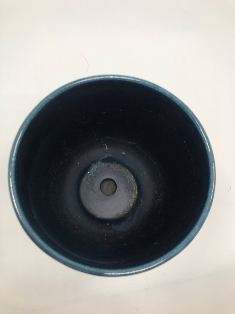 BLUE PLANTER W/HERRINGBONE PATTERN.