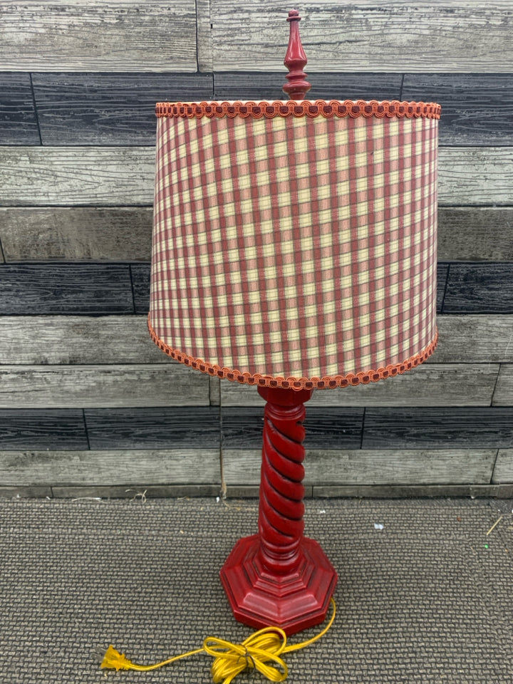 RED W CHECKERED SHADE LAMP.