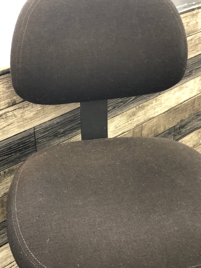 TALL OFFICE CHAIR ON WHEELS, FABRIC SEAT.