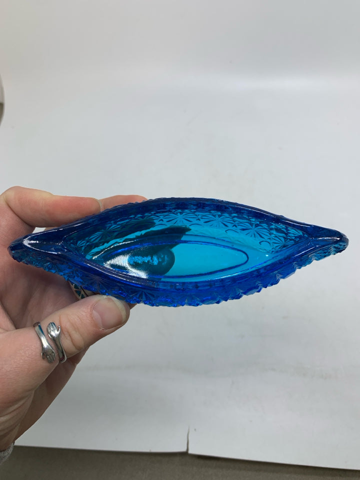 VTG BLUE TEXTURE GLASS CANOE SHAPED TOOTHPICK HOLDER.