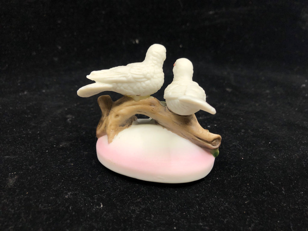 VTG SMALL PINK OMBRE BIRD TRINKET BOX.