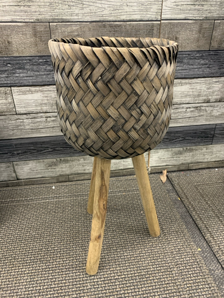 WOOD 3 FOOTED PLANTER W/ GRAY WEAVE.