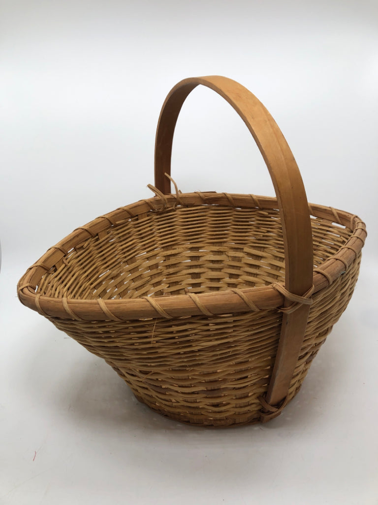 OVAL SHAPED TWO TONE BASKET W/HANDLE.