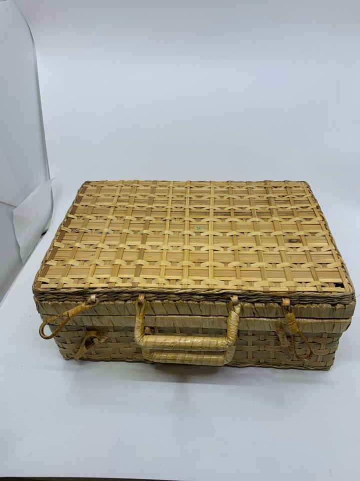 BLONDE TIGHTLY WOVEN PICNIC BASKET.