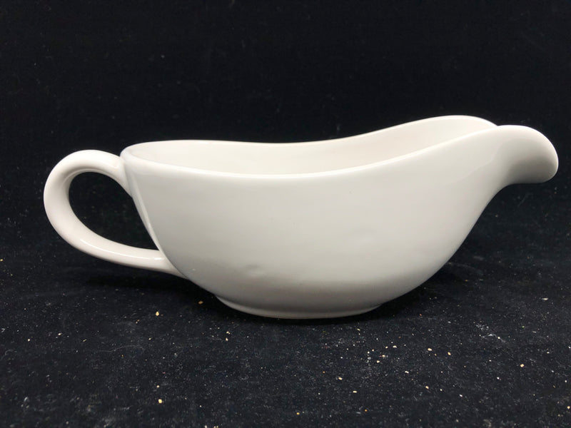 WHITE CERAMIC GRAVY BOAT AND PLATE.