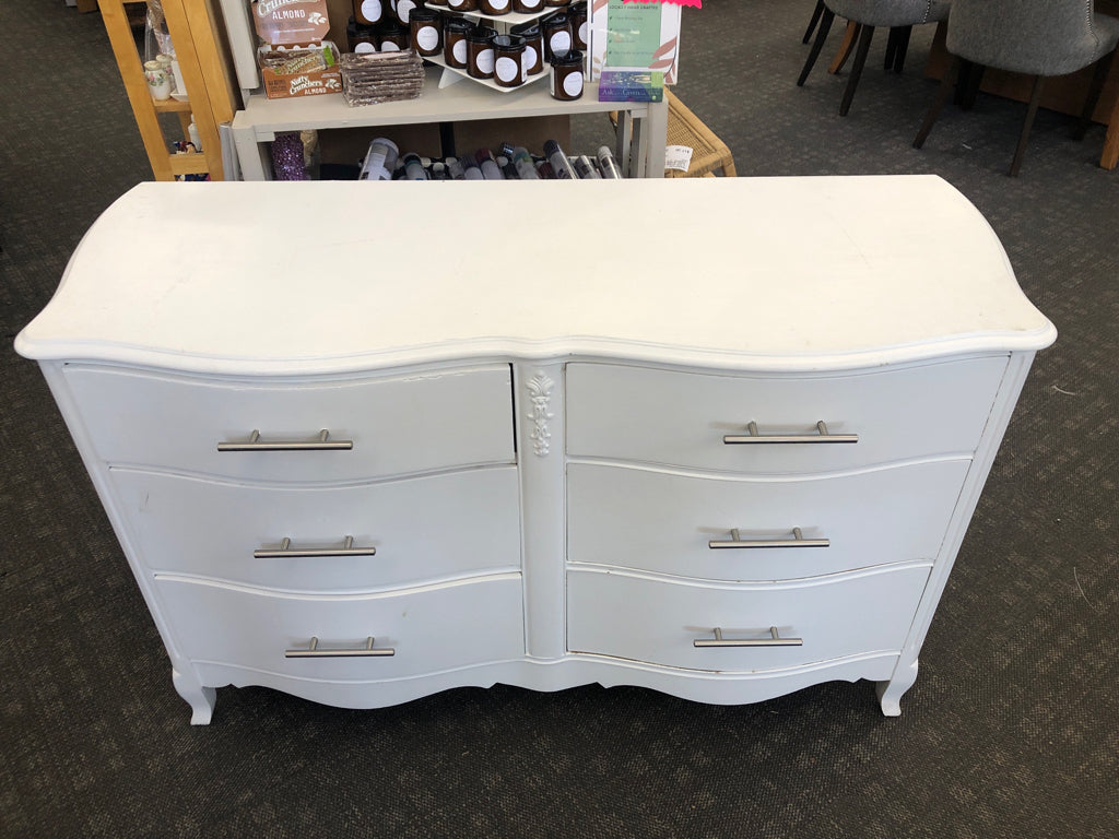 6 DRAWER PAINTED WOOD DRESSER W/ SILVER HARDWARE.