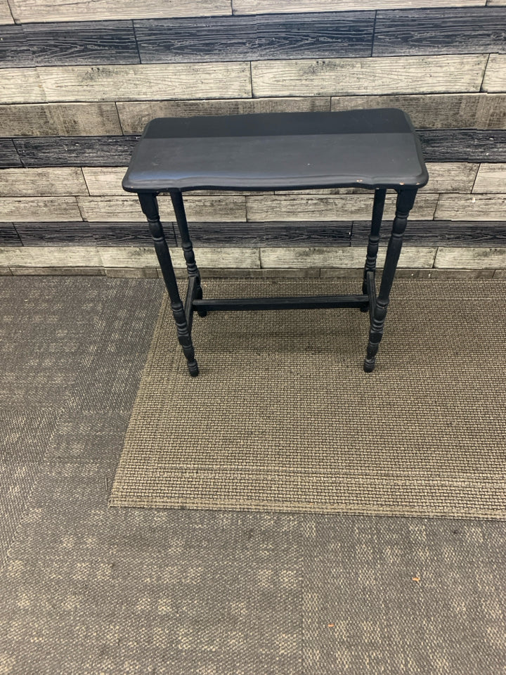 BLACK PAINTED SIDE TABLE W/SPINDLE LEGS.
