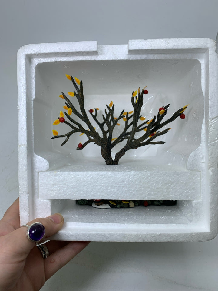 IN BOX DEPT 56 FIELDSTONE WALL WITH APPLE TREE VILLAGE ACCESSORY.
