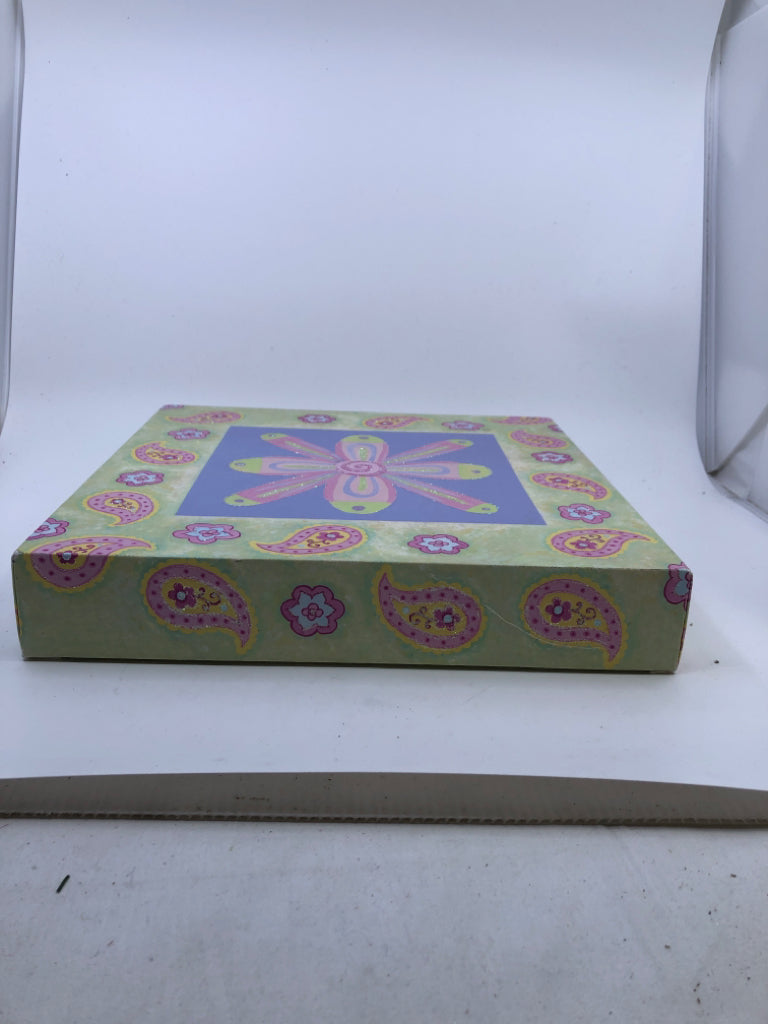 SQUARE CANVAS SPARKLE FLOWERS.