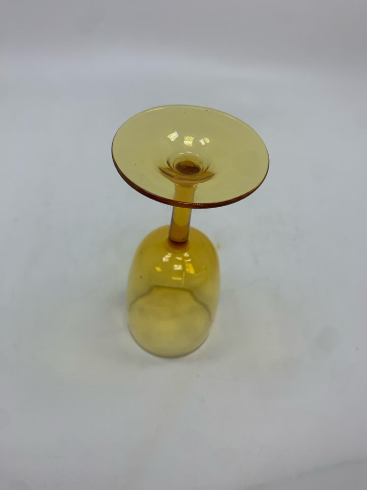 4 SHORT AMBER GLASS WINE GOBLETS.