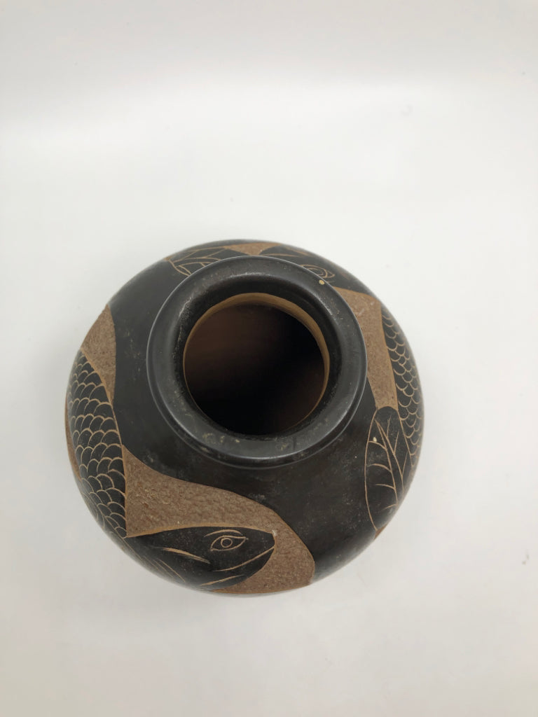 WOOD CARVED TURTLE VASE.