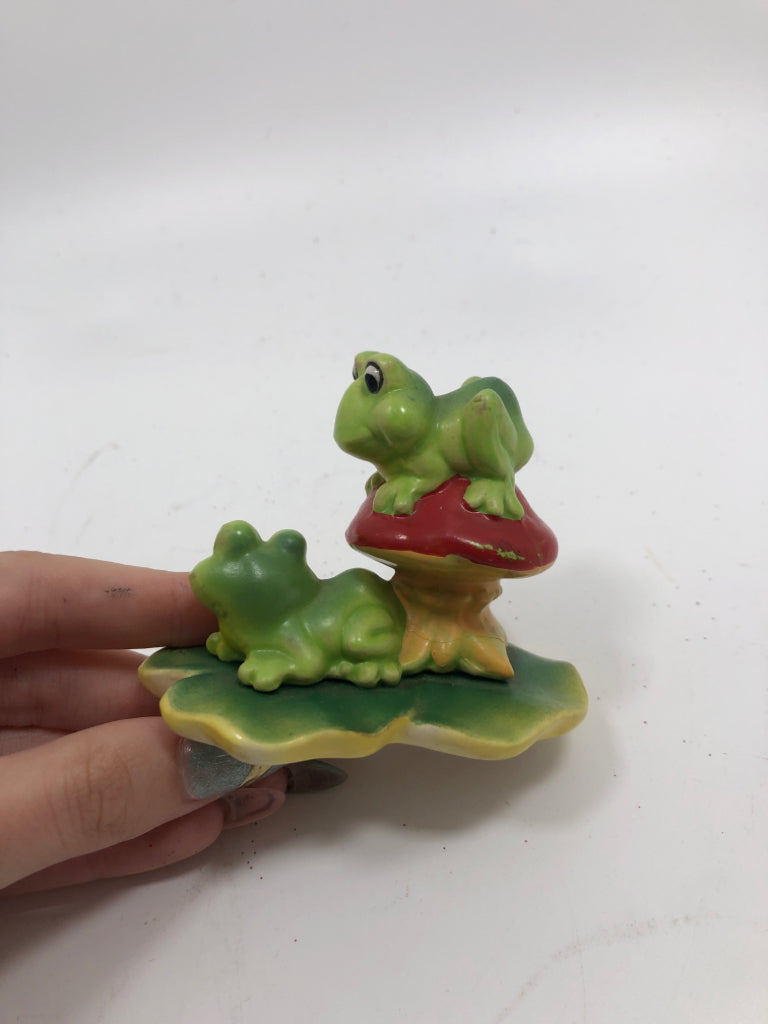 VTG TWO GREEN FROGS ON LILY PAD W/RED MUSHROOM.