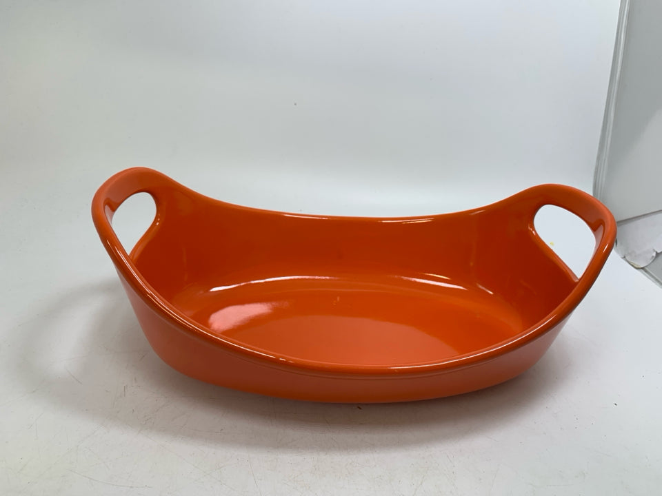 SHALLOW CASSEROLE DISH W/ HANDLES.