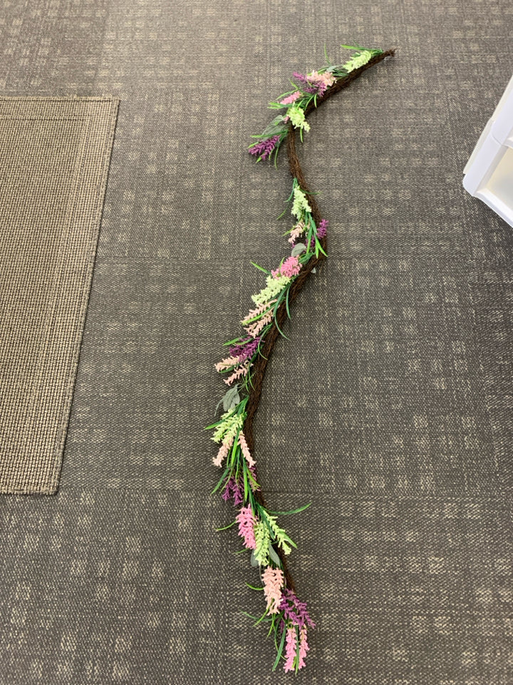 PINK/PURPLE FLORAL GARLAND.