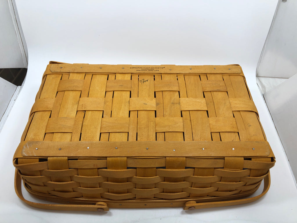 1998 BASKET W/WOODEN LID.