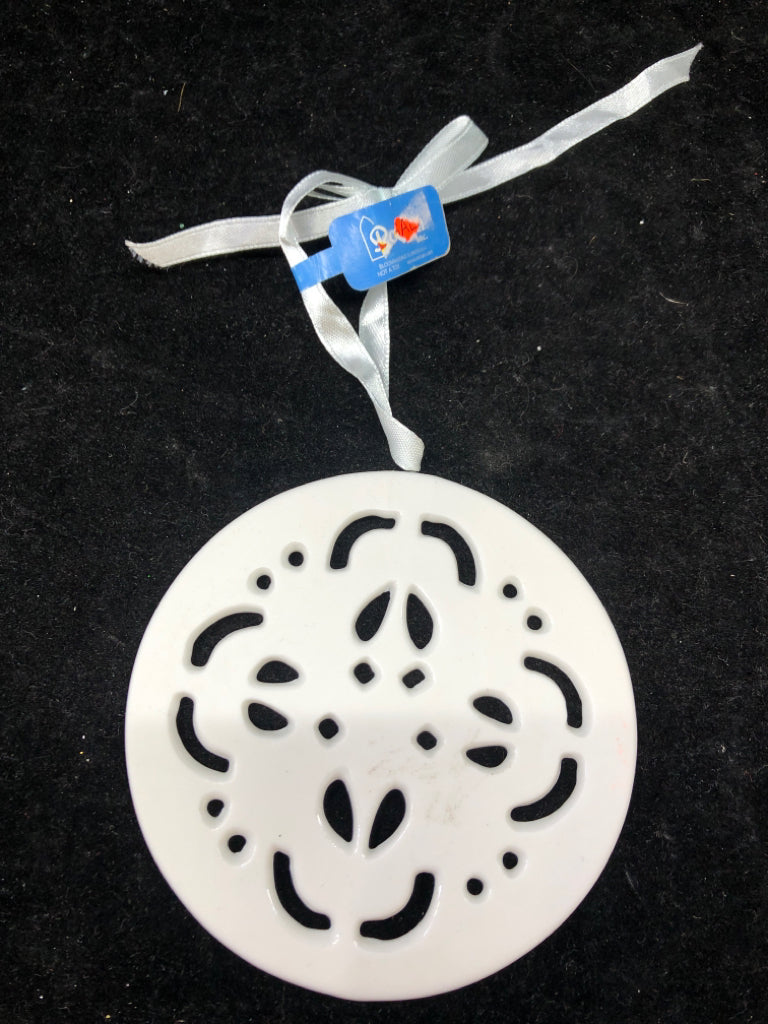 CERAMIC WHITE BLUE EDGE CIRCLE ORNAMENT.