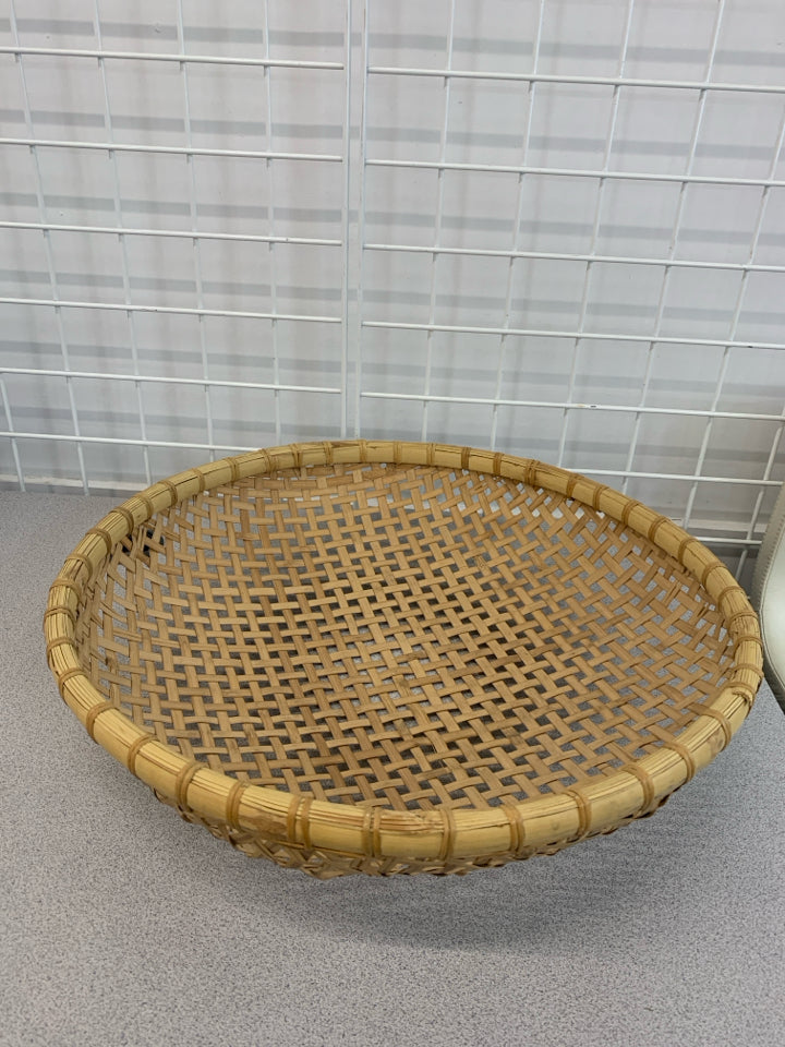 LIGHT WICKER SHALLOW ROUND BASKET/TRAY.