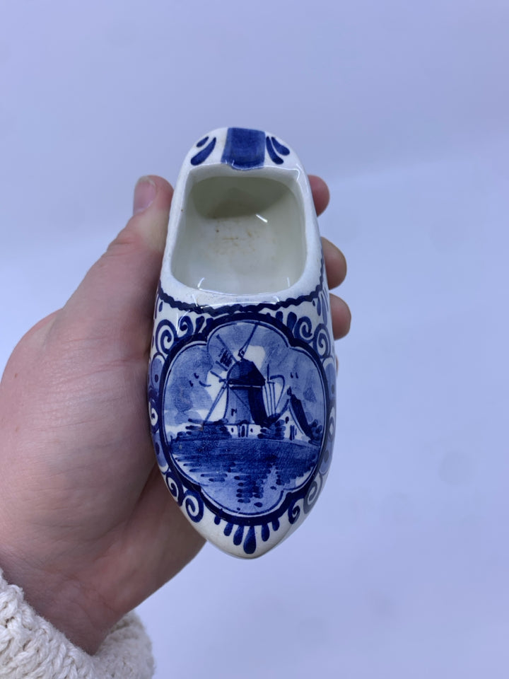 VTG CERAMIC WHITE/BLUE DUTCH SHOE.
