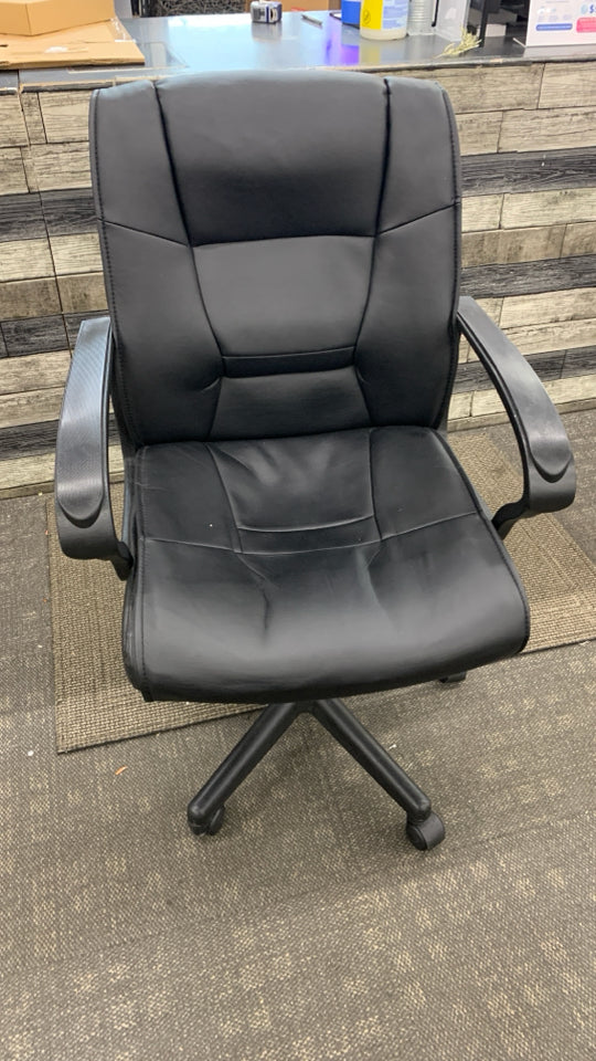 BLACK LEATHER OFFICE CHAIR.