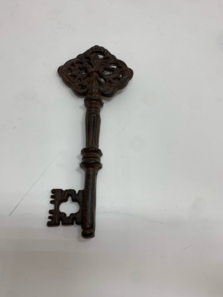OVERSIZED METAL SKELETON KEY.